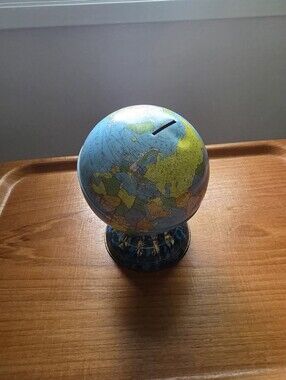 Sweet vintage tin globe. This is a vintage 1960s Ohio Art Co. tin